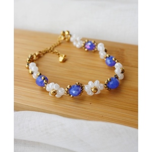 Magical bracelet| Ρομαντικό λουλουδένιο βραχιόλι με μπλε ιριδίζοντα κρύσταλλα, αιματίτη & γυάλινες χάντρες - κρύσταλλα, χάντρες, ατσάλι, χεριού, αυξομειούμενα