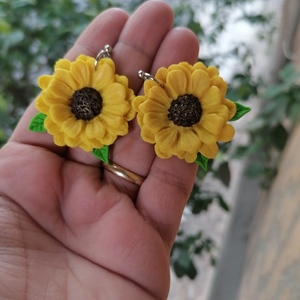 Σκουλαρίκια απο πλημερικο πηλό λουλούδια κίτρινο sunflower.. - πηλός, καρφωτά - 2