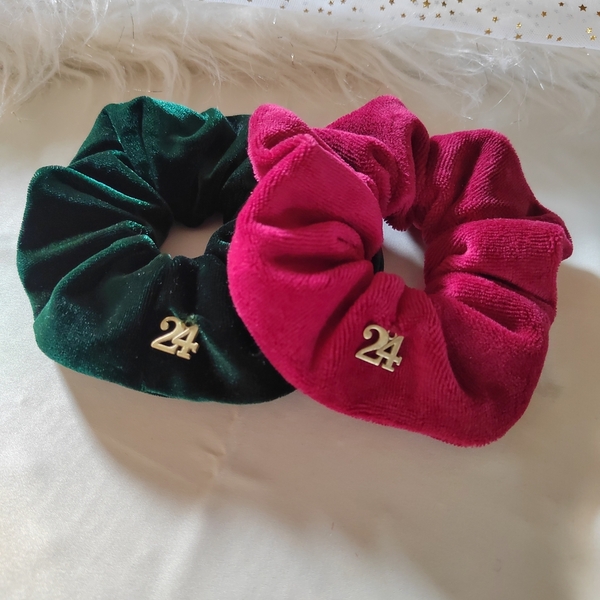 Χειροποίητο Χριστουγεννιάτικο λαστιχάκι μαλλιών scrunchie βελούδινο γούρι 2024 κυπαρισσί 1 τμχ medium size - βελούδο, χριστουγεννιάτικα δώρα, γούρια, velvet scrunchies - 3