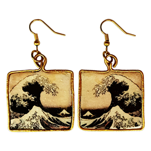 Χρυσαφί σκουλαρίκια με πίνακα ιαπωνικής τέχνης. Ατσάλι, αλουμίνιο, κρύα πορσελάνη. 5,8x3,4 cm περ. "Το μεγάλο κύμα έξω από την Καναγκαβα" - ατσάλι, κρεμαστά