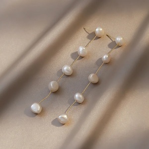 Pearl drop earrings/ Κρεμαστά σκουλαρίκια με πέρλες μπορούν να φορεθούν τόσο σε μια επίσημη περίσταση όσο και ως νυφικό κόσμημα. - ορείχαλκος, καρφωτά, boho, πέρλες, νυφικά - 3