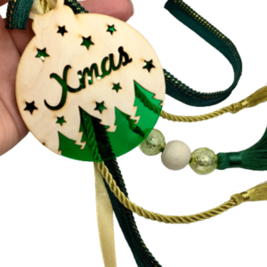 Χειροποίητο κρεμαστό ξύλινο γούρι 2024 μπάλα Xmas με χάντρες σε πράσινες αποχρώσεις 39 εκ. - ξύλο, plexi glass, χριστουγεννιάτικα δώρα, γούρια, κρεμαστό διακοσμητικό - 2