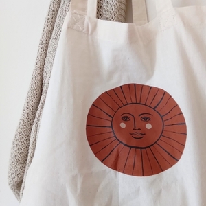 Here Comes the Sun | Υφασμάτινη τσάντα ζωγραφισμένη στο χέρι - ύφασμα, ώμου, all day, tote, πάνινες τσάντες - 3