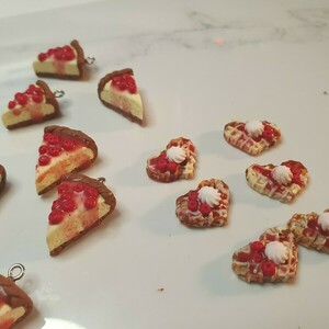 "Berry Waffles " I Χειροποίητα μοντέρνα κρεμαστά σκουλαρίκια από πολυμερικό πηλό 4 cm - χρώμα μπεζ / κόκκινο - πηλός, μικρά, κρεμαστά, γάντζος - 4