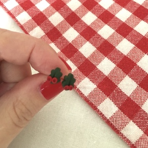 Holly berry - Χριστουγεννιάτικα μικροσκοπικά σκουλαρίκια από πολυμερικό πηλό - πηλός, καρφωτά, μικρά, ατσάλι, φθηνά - 2