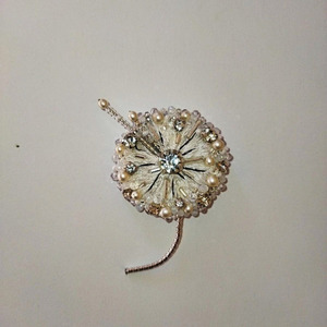 Καρφίτσα "Ασπρο λουλουδάκι" από χάντρες και κρύσταλλα - δέρμα, χάντρες - 2