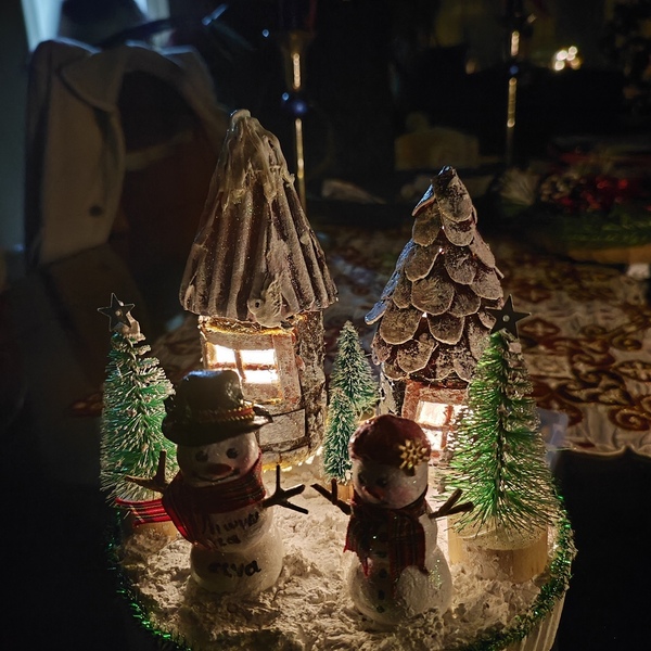 Γουρι 2024. Χειροποιητη Χριστουγεννιατικη συνθεση φωτιζομενη(με led μπαταριας),με χιονανθρωπους απο πηλο - ξύλο, vintage, σπίτι, πηλός, γούρια - 2
