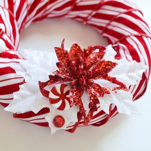 Χριστουγεννιάτικο στεφάνι από φελιζόλ διαμέτρου 20 εκ. στολισμένο με λευκή-κόκκινη κορδέλα και λουλούδια - ύφασμα, ριγέ, στεφάνια, διακοσμητικά, candy - 2