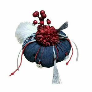 Πρωτότυπη χειροποίητη κολοκύθα - Γούρι από μαλακό τζίν ύφασμα σε μπλε χρώμα με κόκκινο λουλούδι - Διάσταση 15 χ 12 εκ. - ύφασμα, μαμά, δασκάλα, διακοσμητικά, κολοκύθα