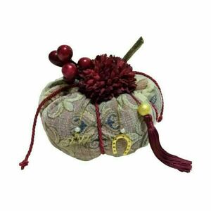 Μοναδική χειροποίητη κολοκύθα - Γούρι από μπροκάρ ύφασμα σε αποχρώσεις του μπεζ-ροζ με μπορντό λουλούδι ( διάσταση 16 χ 12 εκ.) - ύφασμα, γιαγιά, μαμά, διακοσμητικά, κολοκύθα