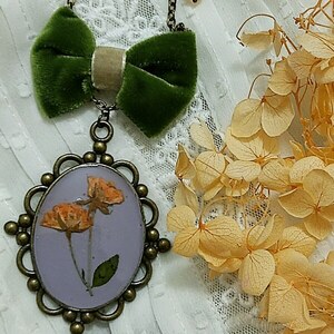 Μενταγιόν "blooming bow in green" V - γυαλί, μακριά, λουλούδι, μπρούντζος, μενταγιόν