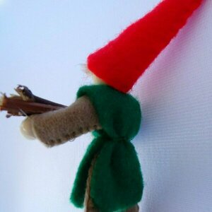 Ραμμένο στο χέρι στολίδι πράσινος χωρικός με ξύλα - νήμα, χειροποίητα, χριστούγεννα, στολίδια - 4