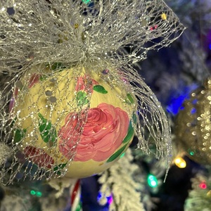 Μπάλα ζωγραφισμένη στο χέρι ροζ λουλούδια - ασημί κορδέλα - ζωγραφισμένα στο χέρι, πλαστικό, στολίδια, μπάλες - 3