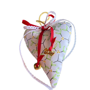 Γούρι καρδιά κρεμαστή, με διακοσμητικό 2024 μεταλλικό και κουδουνάκι σε χρυσό χρώμα - ύφασμα, καρδιά, γούρια