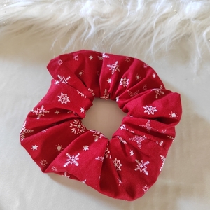 Χριστουγεννιάτικο scrunchie λαστιχάκι μαλλιών με χιονονιφάδες κόκκινο 1τμχ medium size - ύφασμα, χριστούγεννα, χιονονιφάδα, χριστουγεννιάτικα δώρα, λαστιχάκια μαλλιών - 2