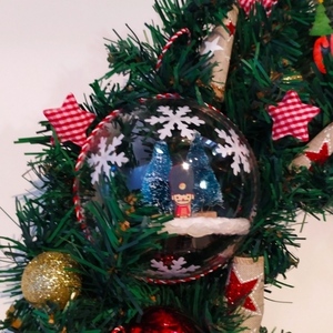Χριστουγεννιάτικο χιονισμένο στεφάνι 45 εκατοστών διακοσμημένο με plexiglass μπάλες - στεφάνια, plexi glass, διακοσμητικά, κουκουνάρι - 3