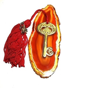 Γούρι πλάκα κορνεόλι με επίχρυσο κλειδί και κόκκινη φούντα - αχάτης, μέταλλο, γούρια - 2
