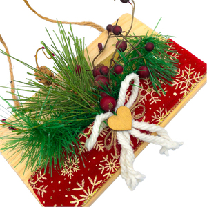 Χριστουγεννιάτικη σύνθεση σε ξύλο. Διαστάσεις: 25*14*1 εκ. - ξύλο, διακοσμητικά, κουκουνάρι, χριστουγεννιάτικα δώρα - 4