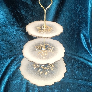 Χειροποίητη ορντεβιέρα τριών επιπέδων από υγρό γυαλί σε λευκό περλέ χρώμα, φύλλα χρυσού και χρυσές λεπτομέρειες - ρητίνη, διακοσμητικά - 5