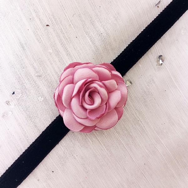 Μαύρο τσόκερ με ροζ λουλούδι - ύφασμα, τριαντάφυλλο, λουλούδι, boho, αγ. βαλεντίνου