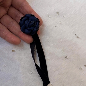 Μαύρο τσόκερ με μπλε σκούρο λουλούδι - ύφασμα, τριαντάφυλλο, λουλούδι, boho, αγ. βαλεντίνου
