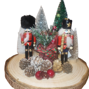 Χριστουγεννιάτικη διακοσμητική σύνθεση σε κορμό - ξύλο, κουκουνάρι, δέντρο