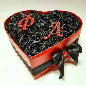 Κουτί καρδιά κόκκινο με χειροποίητα τριαντάφυλλα σε μαύρο χρώμα και τα αρχικά γράμματα του ζευγαριού - ύφασμα, διακοσμητικά, αγ. βαλεντίνου, δωρο για επέτειο