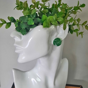 Oβάλ καρφωτά σκουλαρίκια πολυμερικού πηλού σε πράσινο χρώμα με λευκά νερά & υγρό γυαλί - 2εκ. διάμετρος - γυαλί, πηλός, μικρά, ατσάλι, φθηνά - 5