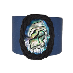Χειροπέδα από πολυμερικό πηλό σε μπλε χρώμα με πέτρα mother of pearls στο κέντρο του. / πάχος 4,5 εκ. - ημιπολύτιμες πέτρες, πηλός, σταθερά, χεριού, χειροπέδες