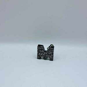 Χειροποίητο μονόγραμμα μπρελόκ σε μαύρο χρώμα με λεπτομερείς ασημόσκονης φτιαγμένο από υγρό γυαλί 2cm x 2cm - ρητίνη, δώρο, μπρελόκ, μονογράμματα, ζευγάρια - 5