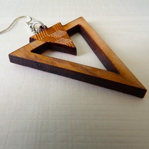 "Σκουλαρίκια Ελιάς 'Γεωμετρική Φινέτσα': Χειροποίητη Κομψότητα σε Τριγωνικό Σχήμα" - ξύλο, boho, γάντζος - 4