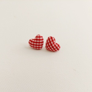 Σκουλαρίκια καρδιά κοκκινο καρο 2×2εκ.με καρφάκι - ύφασμα, καρφωτά, μικρά, καρφάκι, φθηνά - 2