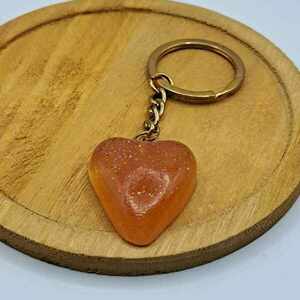 Χειροποίητη καρδιά μπρελόκ σε εκπληκτικό πορτοκαλί χρώμα με χρυσόσκονη από υγρό γυαλί 3,50cm x 3cm - καρδιά, ρητίνη, ζευγάρια - 4
