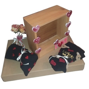 Σετ δώρου κάλτσες για τον Άγιο Βαλεντίνο σε ξύλινο κουτί - ξύλο, βαλεντίνος, σετ δώρου