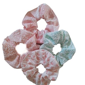 Χειροποίητα υφασμάτινα ανάγλυφα scrunchies λαστιχάκια μαλλιών σε ροζ και θαλασσι 1τμχ medium size - ύφασμα, αγ. βαλεντίνου, λαστιχάκια μαλλιών