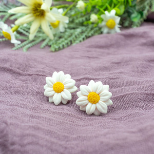 Σκουλαρίκια άσπρες μαργαρίτες από πολυμερικό πηλό - πηλός, λουλούδι, μικρά, ατσάλι - 2