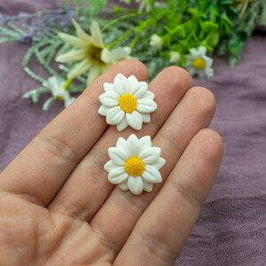 Σκουλαρίκια άσπρες μαργαρίτες από πολυμερικό πηλό - πηλός, λουλούδι, μικρά, ατσάλι - 3