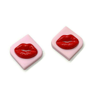 Kisses - Σκουλαρίκια από πηλό με κόκκινα μεταλλικά φιλάκια - πηλός, ατσάλι, κοσμήματα, αγ. βαλεντίνου - 3