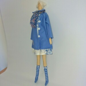 Υφασμάτινη διακοσμητική κούκλα με σιέλ πανωφόρι και εμπριμέ φόρεμα - ύφασμα, διακοσμητικά - 2