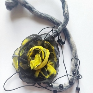 Κολιέ μαύρο κίτρινο λουλούδι σε μάλλινο γκρι κορδόνι - ύφασμα, χάντρες, κοντά, λουλούδι