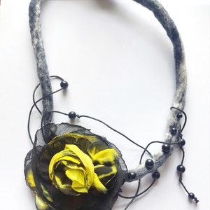 Κολιέ μαύρο κίτρινο λουλούδι σε μάλλινο γκρι κορδόνι - ύφασμα, χάντρες, κοντά, λουλούδι - 2