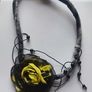 Κολιέ μαύρο κίτρινο λουλούδι σε μάλλινο γκρι κορδόνι - ύφασμα, χάντρες, κοντά, λουλούδι - 4