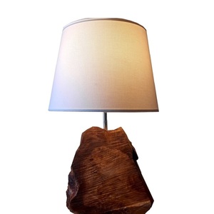 Χειροποίητο επιτραπέζιο φωτιστικό από ξύλο ελιάς σε χρώμα φυσικού ξύλου με λευκό καπέλο. Ύψος 60 εκ, διάμετρος 35ςκ - πορτατίφ, χειροποίητα
