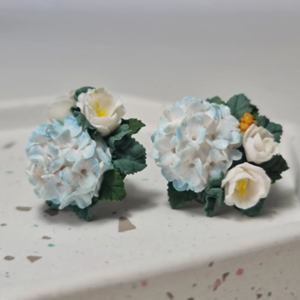Χειροποίητο καρφωτό σκουλαρίκι με λυσίανθους και ορτανσίες | ασήμι 925 πολυμερικός πηλός λουλούδια floral ανοιξιάτικο μοναδικό λευκό πράσινο γαλάζιο - ασήμι 925, λουλούδι, καρφωτά, boho, πολυμερικό πηλό