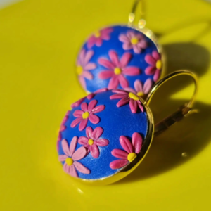 Χειροποίητο κρεμαστό στρογγυλό σκουλαρίκι |ατσάλι πολυμερικός πηλός λουλούδια floral ανοιξιάτικο μοναδικό επιχρυσωμένο μπλε ροζ κιτρινο - λουλούδι, μικρά, ατσάλι, boho, πολυμερικό πηλό