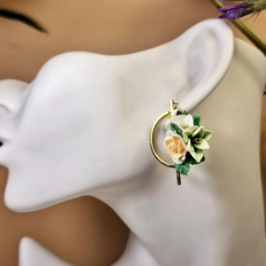 Χειροποίητο καρφωτό στρογγυλό σκουλαρίκι με λουλούδια σε λευκές αποχρώσεις | ατσάλι πολυμερικός πηλός λουλούδια floral ανοιξιάτικο μοναδικό επιχρυσωμένο λευκό πράσινο ροζ κίτρινο - λουλούδι, καρφωτά, ατσάλι, boho, νυφικά - 5