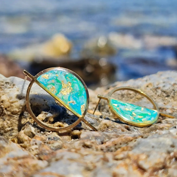 Χειροποίητο minimal Κυκλικό καρφωτό σκουλαρίκι σε χρώματα της θάλασσας |ατσάλι πολιμερικός πηλός υγρό γυαλί επιχρυσωμένο γαλάζιο μπλε - minimal, καρφωτά, ατσάλι, φθηνά, πολυμερικό πηλό