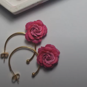 Χειροποίητα σκουλαρίκια με κρεμαστά τριαντάφυλλα σε ανοιχτούς ατσάλινους κρίκους | Κρίκοι Κρεματά λουλούδια ατσάλι πολιμερικό πηλό floral ανοιξιάτικο μοναδικό επιχρυσωμένο ροζ κόοκινο πράσινο λευκό - επιχρυσωμένα, λουλούδι, ατσάλι, boho, πολυμερικό πηλό - 4