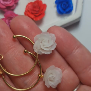Χειροποίητα σκουλαρίκια με κρεμαστά τριαντάφυλλα σε ανοιχτούς ατσάλινους κρίκους | Κρίκοι Κρεματά λουλούδια ατσάλι πολιμερικό πηλό floral ανοιξιάτικο μοναδικό επιχρυσωμένο ροζ κόοκινο πράσινο λευκό - επιχρυσωμένα, λουλούδι, ατσάλι, boho, πολυμερικό πηλό - 5