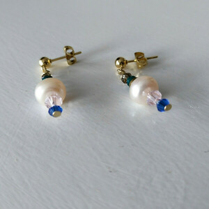 Σκουλαρίκια "Pearls Elegance" - multi, φυσικό μαργαριτάρι, ανοξείδωτο ατσάλι, επίχρυσο - ημιπολύτιμες πέτρες, μαργαριτάρι, επιχρυσωμένα, μικρά, ατσάλι - 3